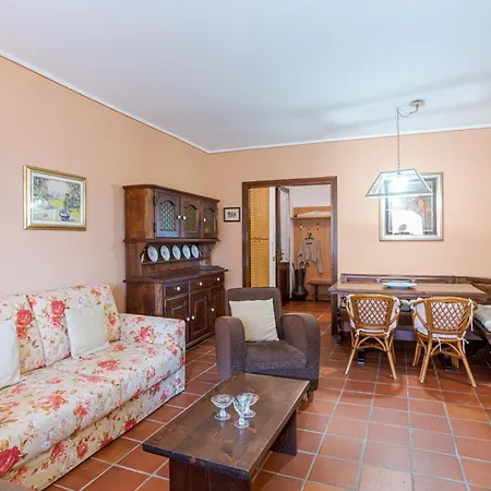 Cozy - W/ Veranda & Private Parking Apartment