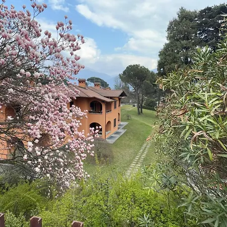 Guesthost - Flat With Parking & Veranda Apartman