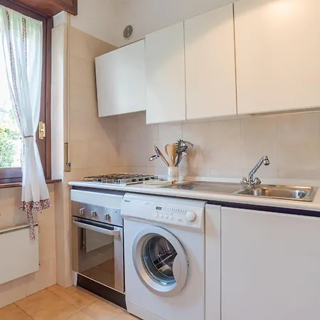 Guesthost - Flat With Parking & Veranda Appartement Menaggio